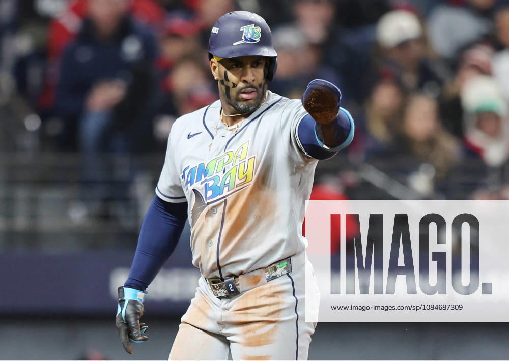 Tampa Bay Rays Yandy Diaz (2) points to Jonathan Aranda after scoring on his single against the Cleveland Guardians in the third inning during game four of the MLB, Baseball Herren, USA American League Championship Series at Progressive Field in Cleveland, Ohio, on Saturday, October 17, 2026. CLE20261017709 AARONxJOSEFCZYK