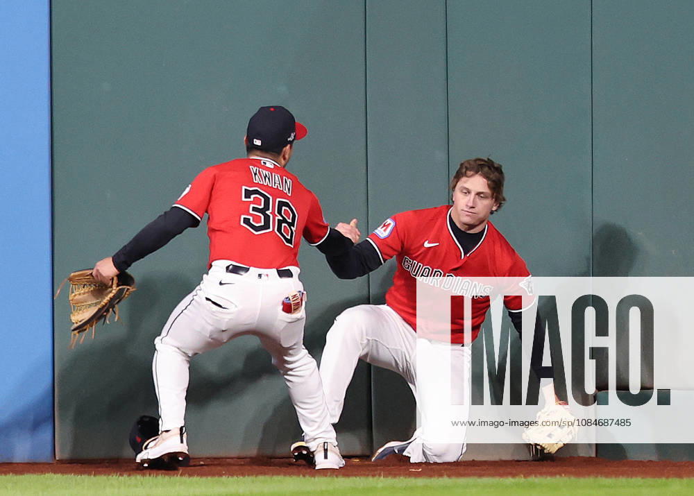 Cleveland Guardians left fielder Steven Kwan (38) helps center fielder Petey Halpin (R) get to his feet after Halpin went up against the wall to catch a long fly ball from Tampa Bay Rays Junior Caminero in the fourth inning during game four of the MLB, Baseball Herren, USA American League Championship Series at Progressive Field in Cleveland, Ohio, on Saturday, October 17, 2026. CLE20261017716 AARONxJOSEFCZYK