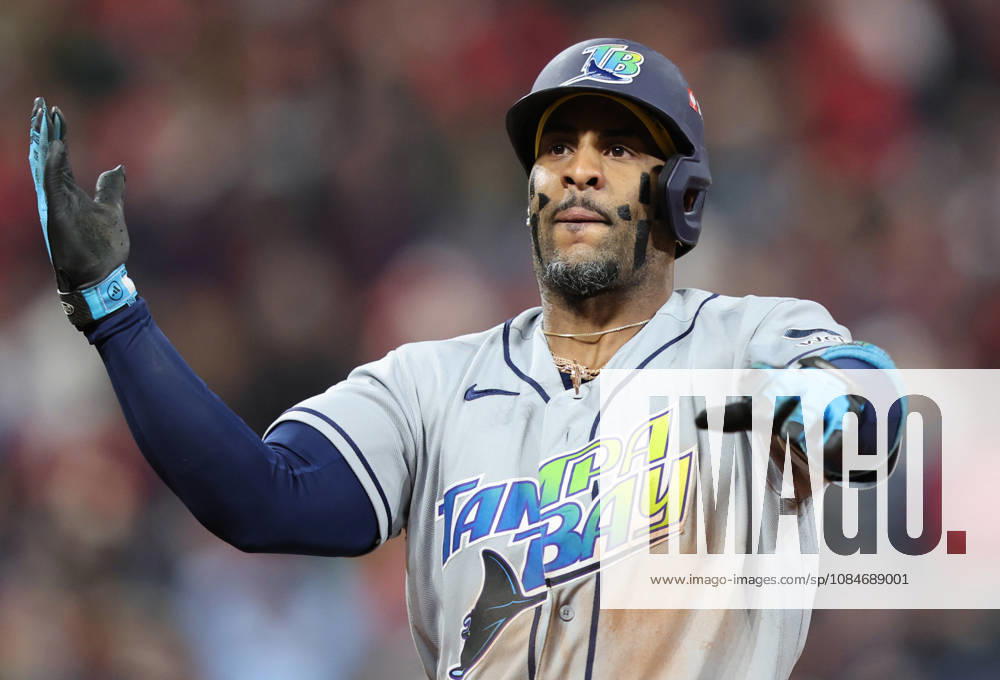 Tampa Bay Rays designated hitter Yandy Diaz (2) celebrates after hitting a two-run home run against the Cleveland Guardians in the ninth inning in game four of the MLB, Baseball Herren, USA American League Championship Series at Progressive Field in Cleveland, Ohio, on Saturday, October 17, 2026. CLE20261017742 AARONxJOSEFCZYK