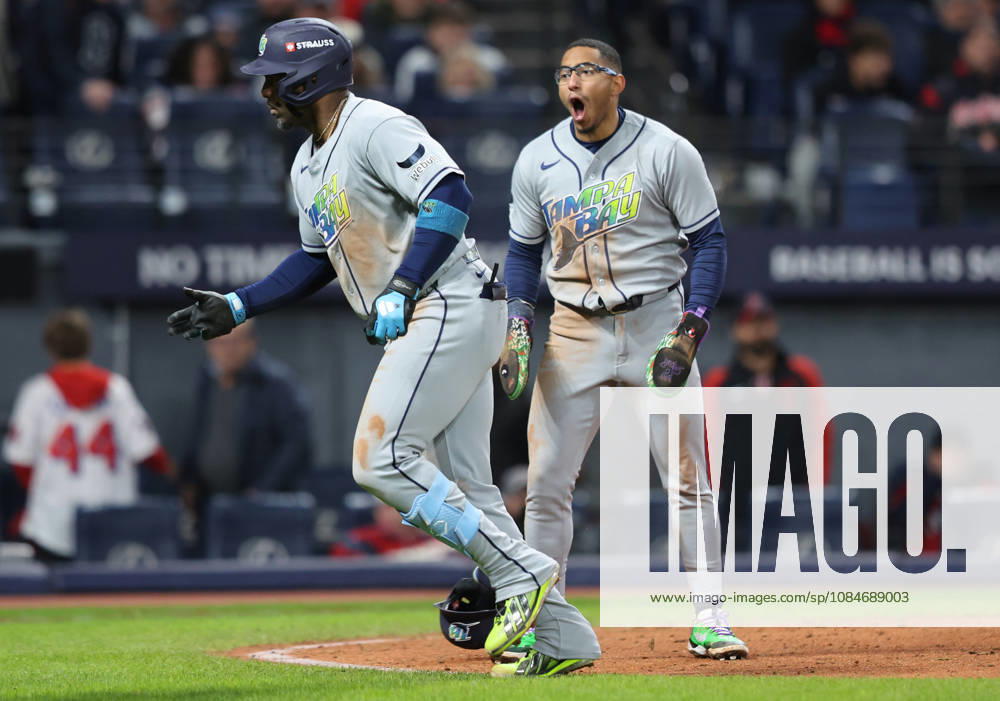 Tampa Bay Rays Richie Palacios (1) celebrates after Rays designated hitter Yandy Diaz (2) hits a two-run home run against the Cleveland Guardians in the ninth inning in game four of the MLB, Baseball Herren, USA American League Championship Series at Progressive Field in Cleveland, Ohio, on Saturday, October 17, 2026. CLE20261017743 AARONxJOSEFCZYK