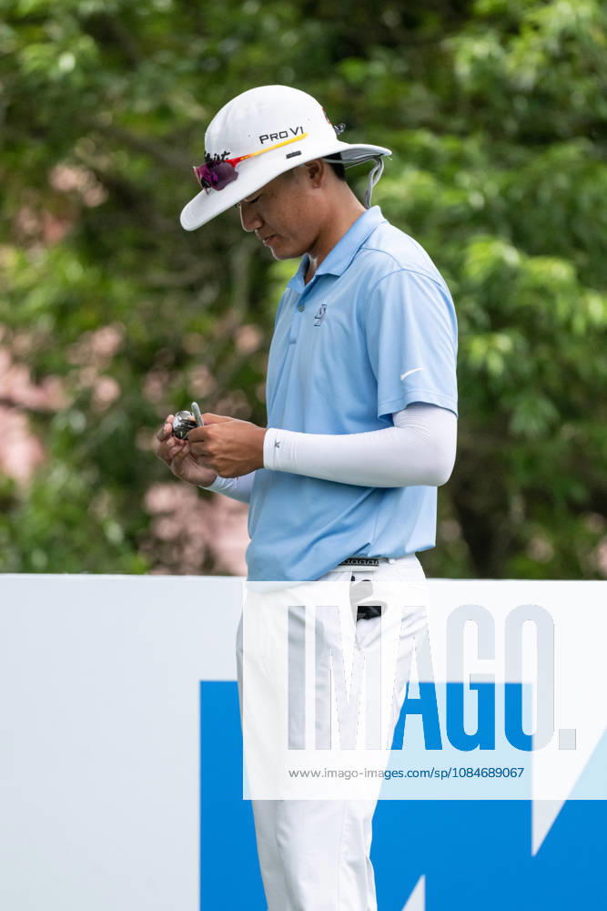 Chinas XU, Andi marks his ball on the first tee.Macau Open Golf 2026 Final Round. Macau China - ZUMAr144 20261018_zap_r144_002