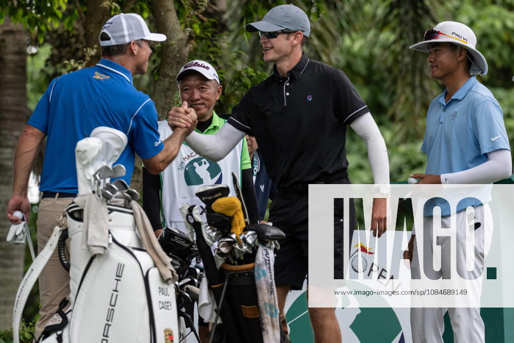 Paul CASEY from England greets USAÃ¢â‚¬â ¢s Andy OGLETREEÃ¢â‚¬â ¢s Caddy (R) Macau Open Golf 2026 Final Round. Macau Open Golf 2026 Final Round - ZUMAr144 20261018_zap_r144_007