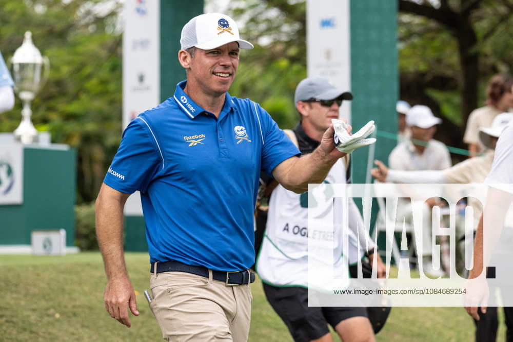Paul CASEY from England, in good spirits on the 1st Tee. Macau Open Golf 2026 Final Round. Macau China - ZUMAr144 20261018_zap_r144_027