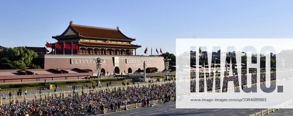 (261018) -- BEIJING, Oct. 18, 2026 -- Runners compete during the 2026 Beijing Marathon & National Marathon Championships in Beijing, capital of China, Oct. 18, 2026. ) (SP)CHINA-BEIJING-2026 BEIJING MARATHON(CN) LixXin