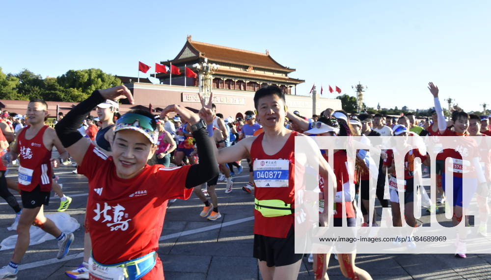 (261018) -- BEIJING, Oct. 18, 2026 -- Runners pose to cameras as they compete during the 2026 Beijing Marathon & National Marathon Championships in Beijing, capital of China, Oct. 18, 2026. ) (SP)CHINA-BEIJING-2026 BEIJING MARATHON(CN) LixXin