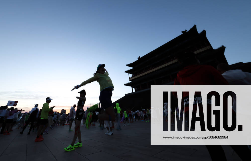 (261018) -- BEIJING, Oct. 18, 2026 -- Runners pose for photos before the 2026 Beijing Marathon & National Marathon Championships in Beijing, capital of China, Oct. 18, 2026. ) (SP)CHINA-BEIJING-2026 BEIJING MARATHON(CN) LixMing