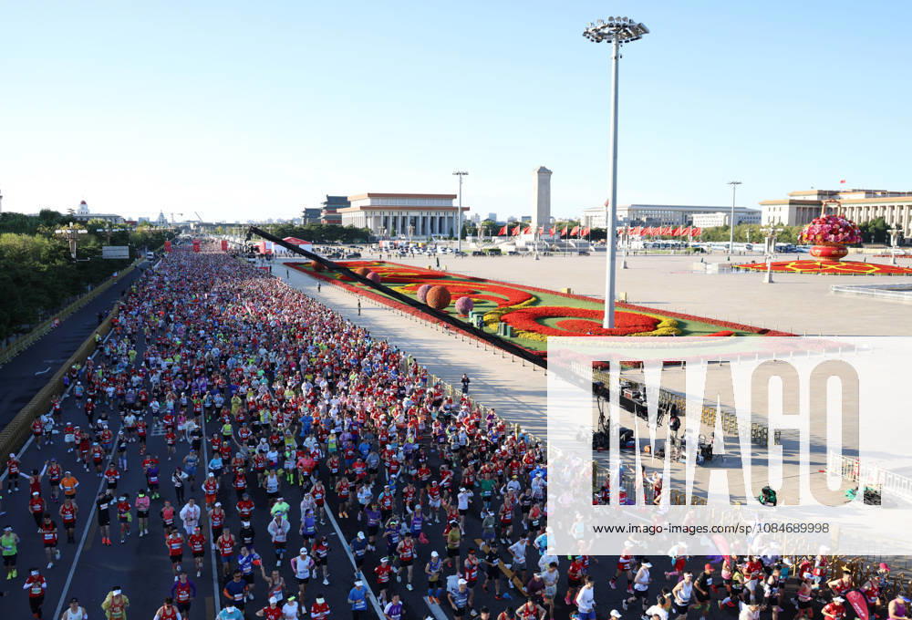 (261018) -- BEIJING, Oct. 18, 2026 -- Runners compete during the 2026 Beijing Marathon & National Marathon Championships in Beijing, capital of China, Oct. 18, 2026. ) (SP)CHINA-BEIJING-2026 BEIJING MARATHON(CN) ZhangxChenlin