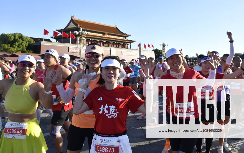 (261018) -- BEIJING, Oct. 18, 2026 -- Runners pose to cameras as they compete during the 2026 Beijing Marathon & National Marathon Championships in Beijing, capital of China, Oct. 18, 2026. ) (SP)CHINA-BEIJING-2026 BEIJING MARATHON(CN) LixXin