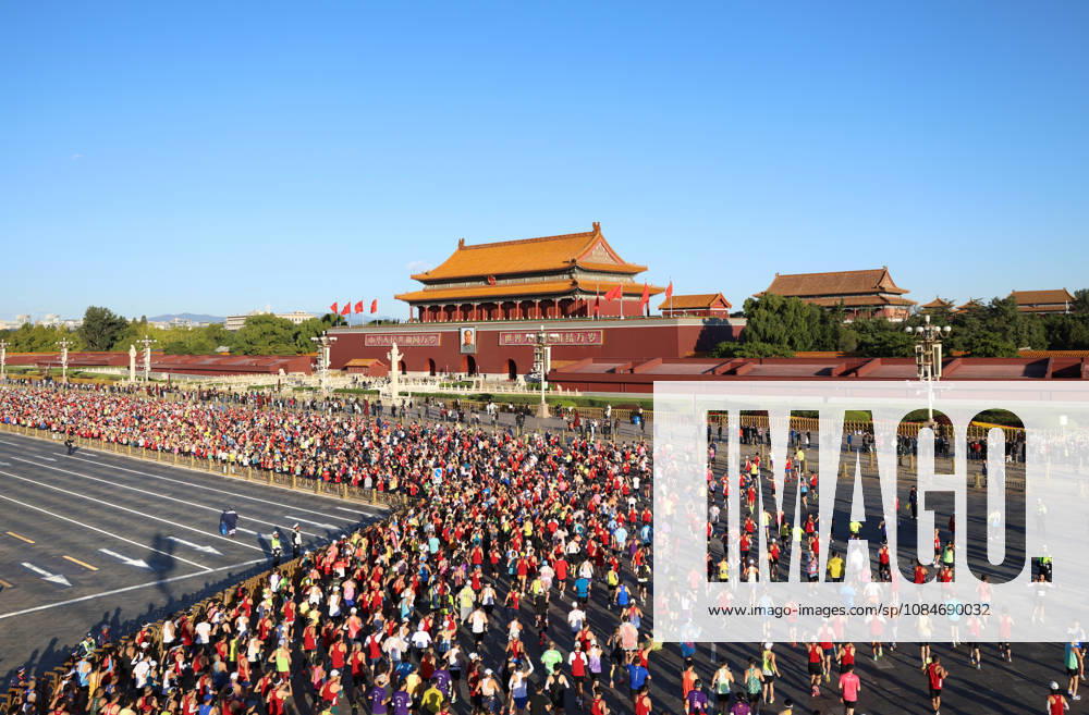 (261018) -- BEIJING, Oct. 18, 2026 -- Runners compete during the 2026 Beijing Marathon & National Marathon Championships in Beijing, capital of China, Oct. 18, 2026. ) (SP)CHINA-BEIJING-2026 BEIJING MARATHON(CN) ZhangxChenlin