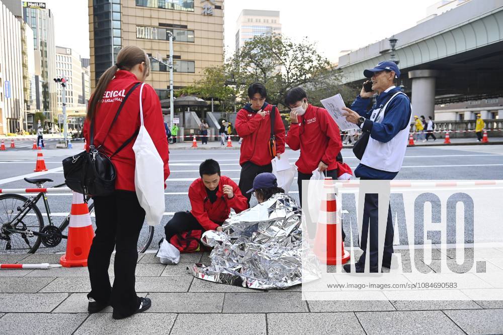 Runners take part in Tokyo Half Marathon in Japan TOKYO, JAPAN - OCTOBER 18 : Medical staff assist a runner covered with an emergency thermal blanket as a race official communicates with his team to arrange transportation during the Tokyo Half Marathon in the Nihonbashi district of Tokyo, Japan, October 18, 2026. David Mareuil Anadolu Tokyo Japan. Editorial use only. Please get in touch for any other usage.