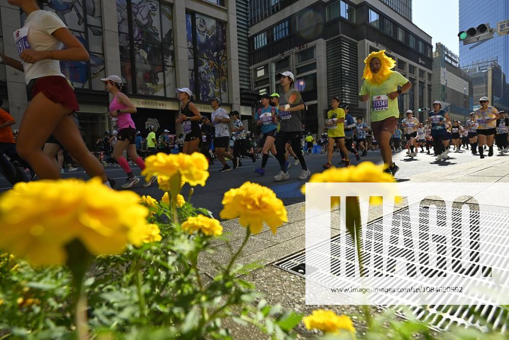 Runners take part in Tokyo Half Marathon in Japan TOKYO, JAPAN - OCTOBER 18 : A runners wearing a yellow flower crown takes part in the Tokyo Half Marathon, passing sunlit yellow flower along the race route in the Mouromachi district of the central Tokyo, Japan, October 18, 2026. David Mareuil Anadolu Tokyo Japan. Editorial use only. Please get in touch for any other usage.