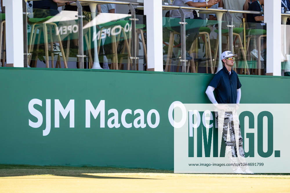 Charles PORTER from the USA takes the tied lead on -14 Par with a stunning -9 Par final round. PORTER and his caddy hide from the heat in the shade of the hospitality stand on the 18th green. Macau Open Golf 2026 Final Round. Macau Open Golf 2026 Final Round - ZUMAr144 20261018_zap_r144_045