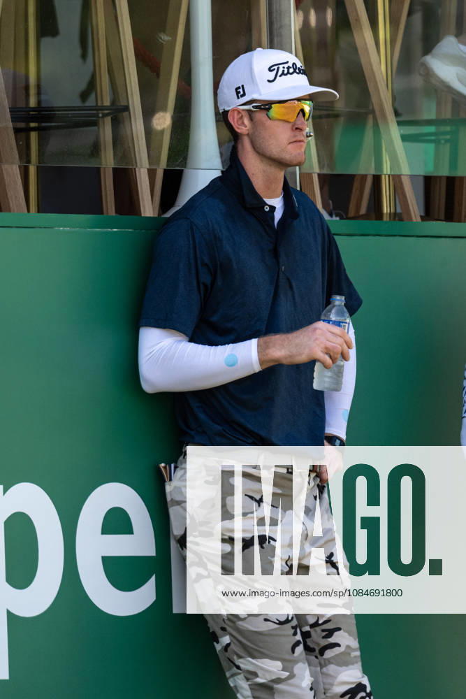 Charles PORTER from the USA takes the tied lead on -14 Par with a stunning -9 Par final round. PORTER and his caddy hide from the heat in the shade of the hospitality stand on the 18th green. Macau Open Golf 2026 Final Round. Macau China - ZUMAr144 20261018_zap_r144_044