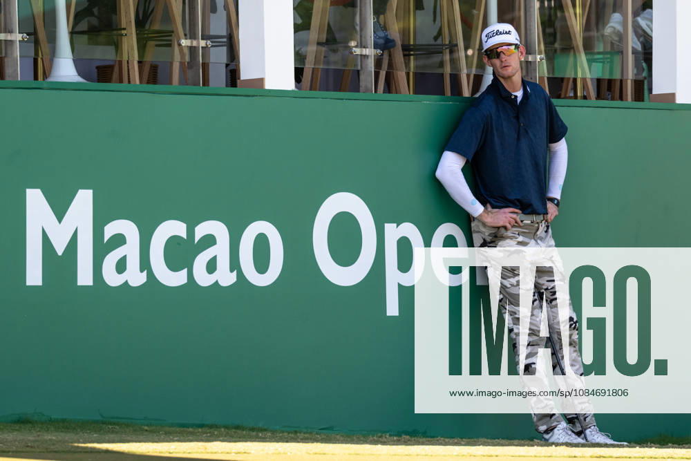 Charles PORTER from the USA takes the tied lead on -14 Par with a stunning -9 Par final round. PORTER and his caddy hide from the heat in the shade of the hospitality stand on the 18th green. Macau Open Golf 2026 Final Round. Macau China - ZUMAr144 20261018_zap_r144_046