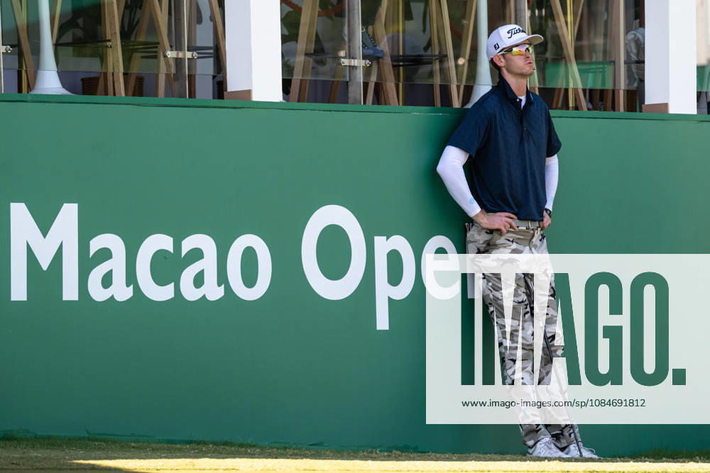 Charles PORTER from the USA takes the tied lead on -14 Par with a stunning -9 Par final round. PORTER and his caddy hide from the heat in the shade of the hospitality stand on the 18th green. Macau Open Golf 2026 Final Round. Macau China - ZUMAr144 20261018_zap_r144_048