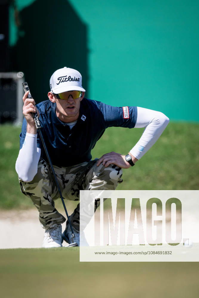 Charles PORTER from the USA takes the tied lead on -14 Par with a stunning -9 Par final round. PORTERs final putt for a -2 Par hole on the 18th green. Macau Open Golf 2026 Final Round. Macau China - ZUMAr144 20261018_zap_r144_053