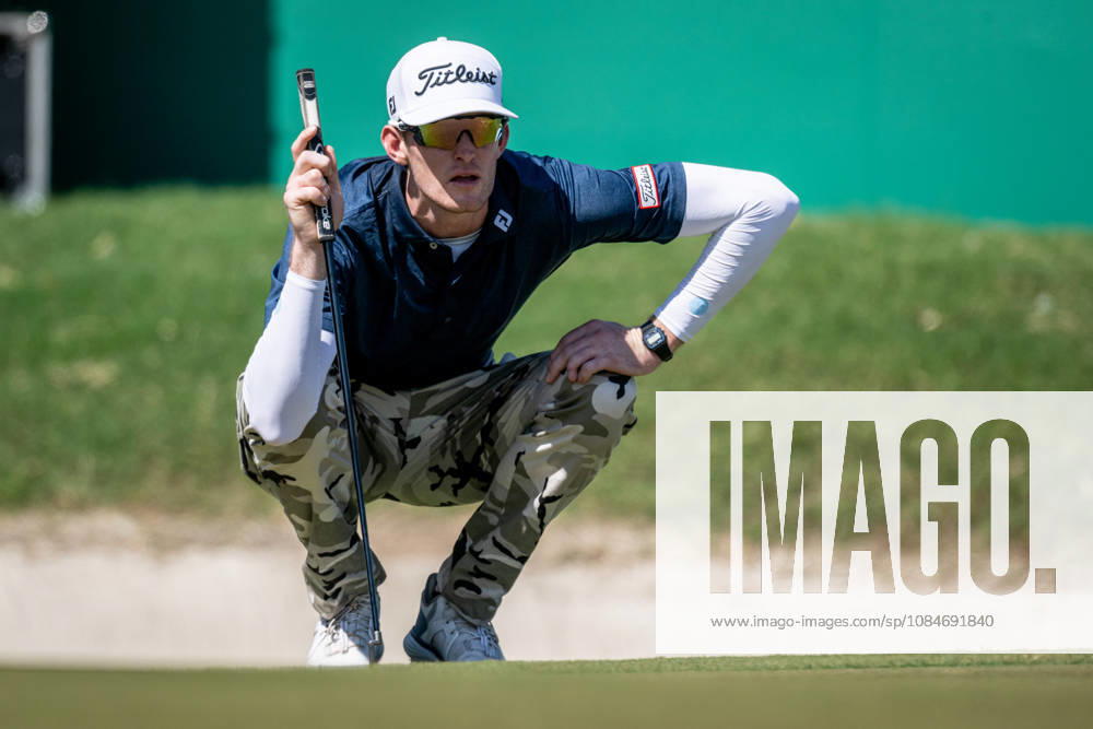 Charles PORTER from the USA takes the tied lead on -14 Par with a stunning -9 Par final round. PORTERs final putt for a -2 Par hole on the 18th green. Macau Open Golf 2026 Final Round. Macau Open Golf 2026 Final Round - ZUMAr144 20261018_zap_r144_051