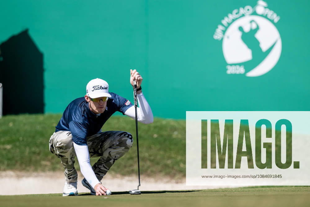 Charles PORTER from the USA takes the tied lead on -14 Par with a stunning -9 Par final round. PORTERs final putt for a -2 Par hole on the 18th green. Macau Open Golf 2026 Final Round. Macau Open Golf 2026 Final Round - ZUMAr144 20261018_zap_r144_054