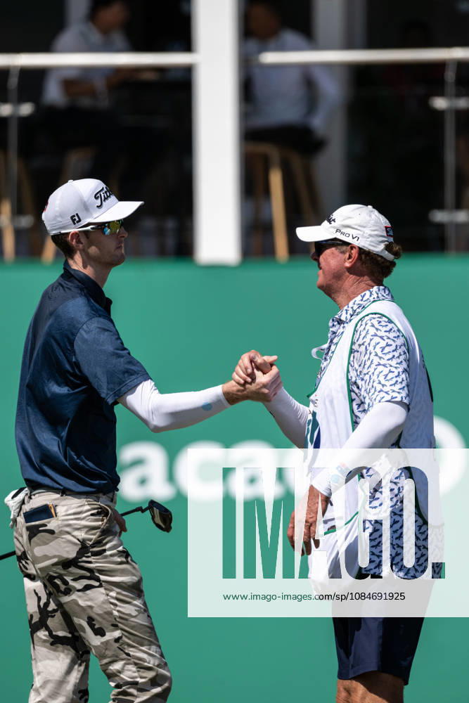 Charles PORTER from the USA takes the tied lead on -14 Par with a stunning -9 Par final round. PORTER is congratulated by his caddy. Macau Open Golf 2026 Final Round. Macau China - ZUMAr144 20261018_zap_r144_058