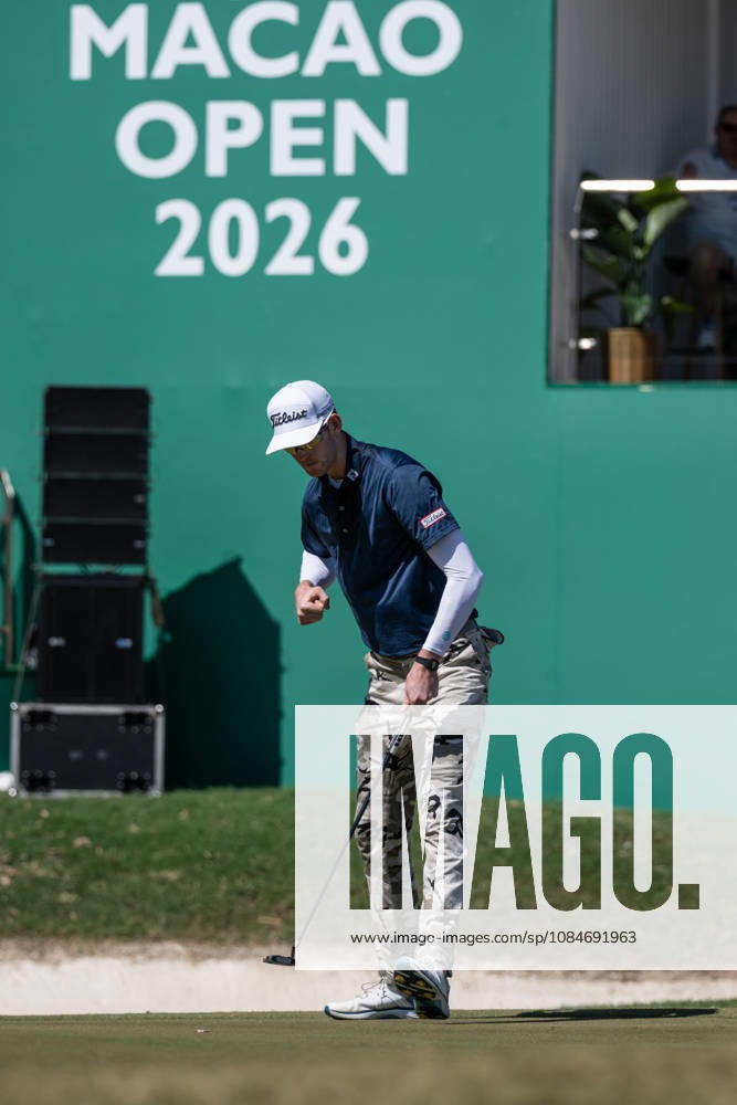 Charles PORTER from the USA takes the tied lead on -14 Par with a stunning -9 Par final round. PORTER celebrates a final -2 Par hole on the 18th green. Macau Open Golf 2026 Final Round. Macau China - ZUMAr144 20261018_zap_r144_057
