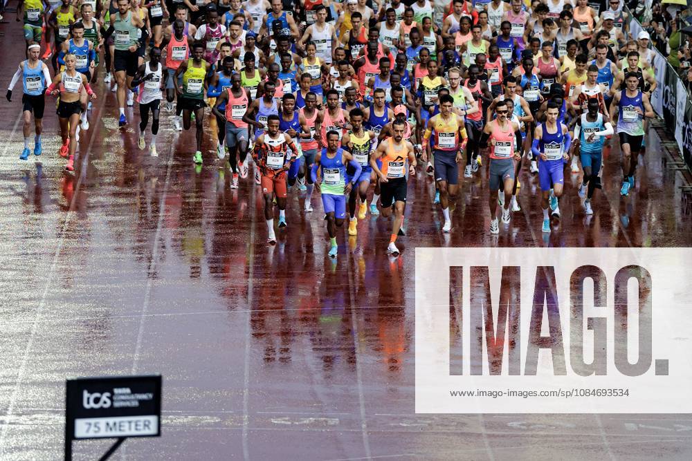 AMSTERDAM - The start of the Amsterdam Marathon. ANP RAMON VAN FLYMEN ANPxSportx IVx 572810216 originalFilename: 572810216