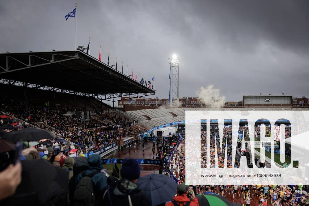 AMSTERDAM - The start of the Amsterdam Marathon. ANP RAMON VAN FLYMEN ANPxSportx IVx 572810341 originalFilename: 572810341