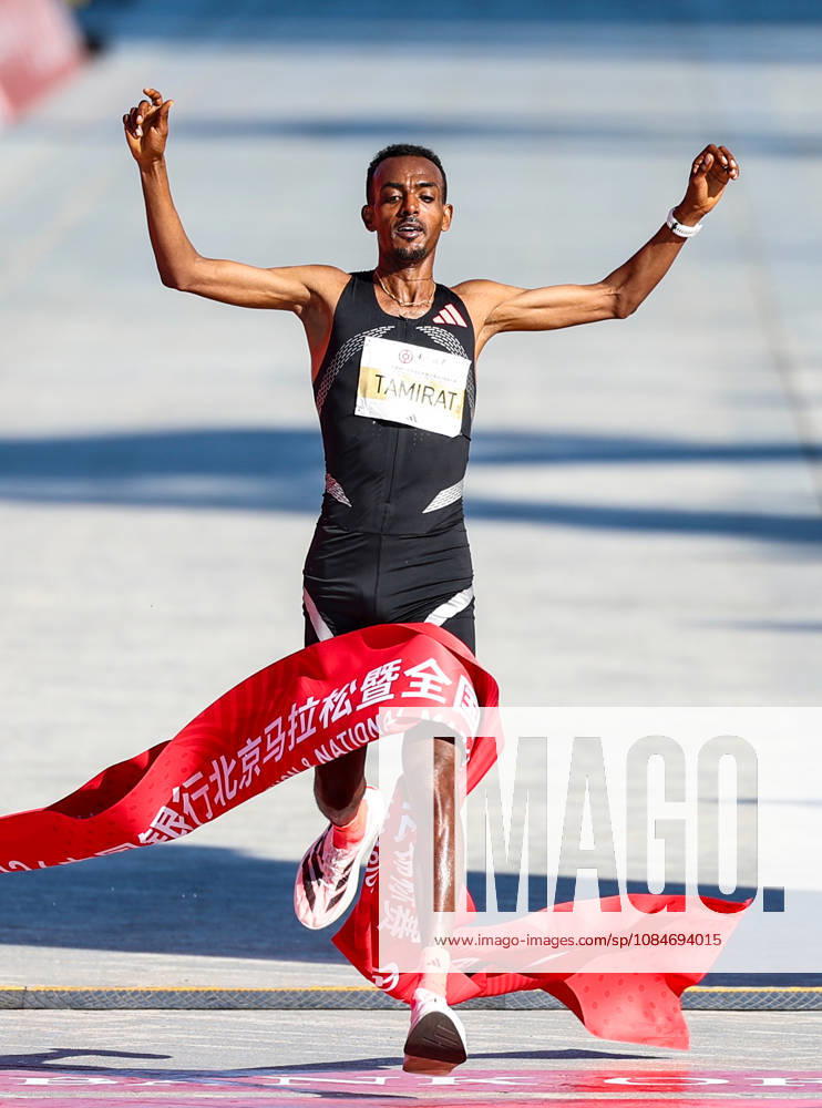(261018) -- BEIJING, Oct. 18, 2026 -- Tamirat Tola of Ethiopia crosses the finish line to win the first place of the men s marathon event during the 2026 Beijing Marathon & National Marathon Championships in Beijing, capital of China, Oct. 18, 2026. ) (SP)CHINA-BEIJING-2026 BEIJING MARATHON(CN) LuoxYuan