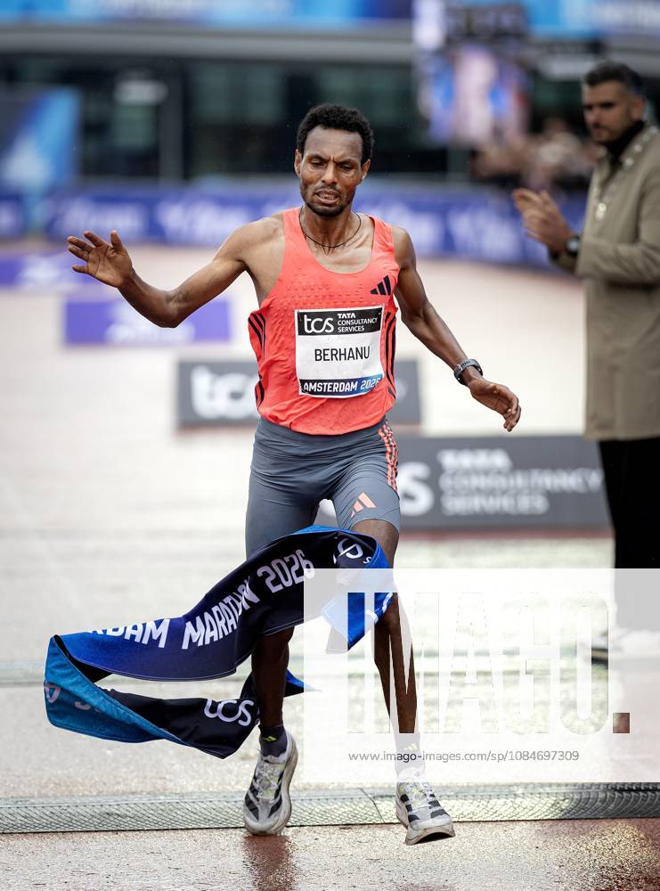 AMSTERDAM - Lemi Berhanu wins the Amsterdam Marathon. ANP RAMON VAN FLYMEN ANPxSportx IVx 572821707 originalFilename: 572821707