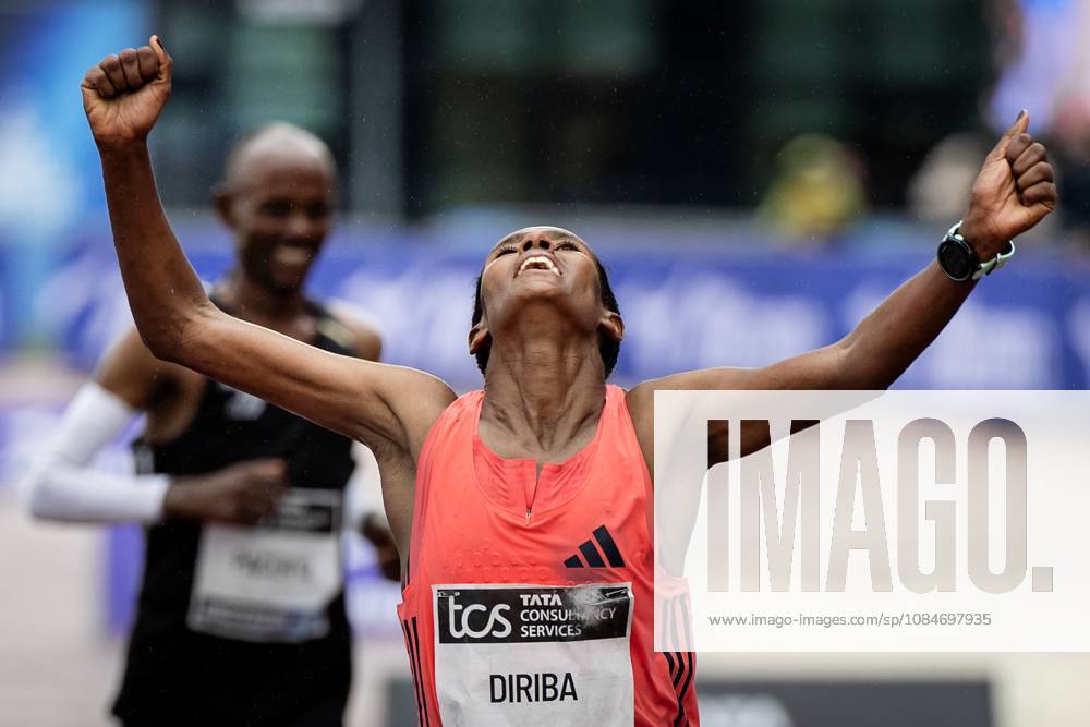 AMSTERDAM - Buze Diriba wins the Amsterdam Marathon for women. ANP RAMON VAN FLYMEN ANPxSportx IVx 572822800 originalFilename: 572822800