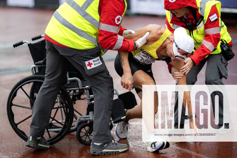 AMSTERDAM - Runners cross the finish line during the Amsterdam Marathon. ANP RAMON VAN FLYMEN ANPxSportx IVx 572823910 originalFilename: 572823910