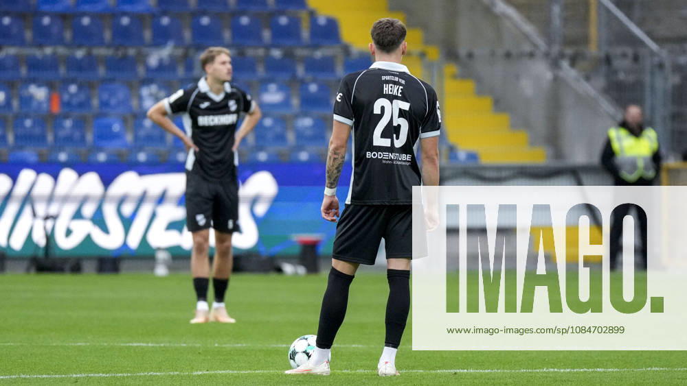 Spieler vom SC Verl, vornr mit Tim Heike (Verl, 25), enttäuscht schauend, Enttäuschung, Frustration, disappointed, pessimistisch, nach dem Gegentor zum 1:0, Action, Aktion, Spielszene, 18.10.2026, Sinsheim (Deutschland), Fussball, 3. Liga, TSG 1899 Hoffenheim II - SC Verl, DFB DFL REGULATIONS PROHIBIT ANY USE OF PHOTOGRAPHS AS IMAGE SEQUENCES AND OR QUASI-VIDEO.