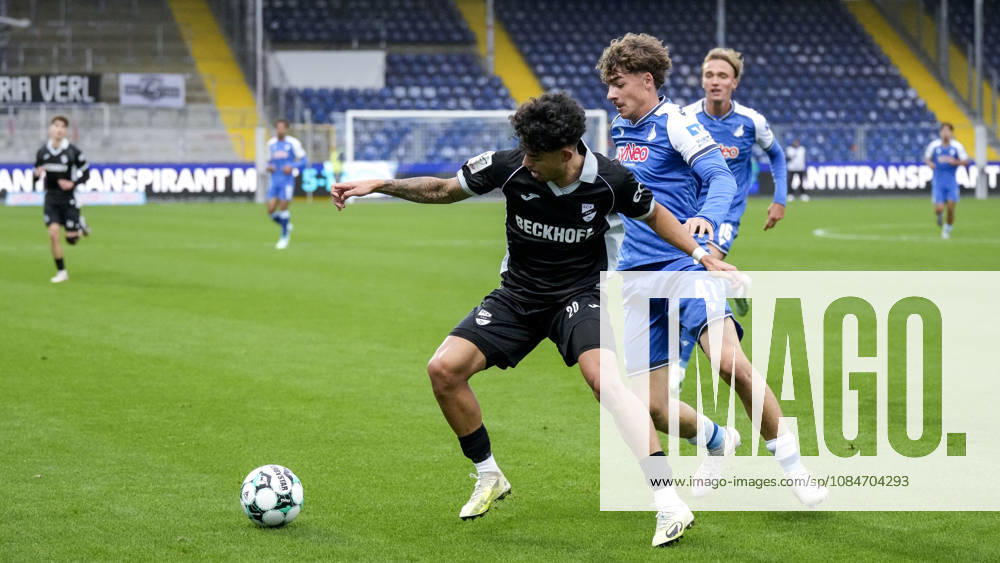 V.li.: Andre Leipold (Verl, 20), Maximilian Theuer (TSG II, 47), Zweikampf, Spielszene, Duell, duel, tackle, tackling, Dynamik, Action, Aktion, 18.10.2026, Sinsheim (Deutschland), Fussball, 3. Liga, TSG 1899 Hoffenheim II - SC Verl, DFB DFL REGULATIONS PROHIBIT ANY USE OF PHOTOGRAPHS AS IMAGE SEQUENCES AND OR QUASI-VIDEO.