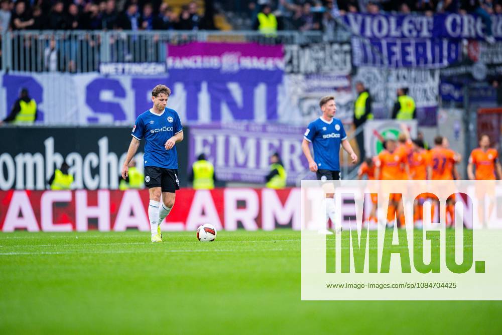 Fußball, 2026 2027, 2. Bundesliga, 8. Spieltag, DSC Arminia Bielefeld - VfL Osnabrück: (L-R) Leon Jensen (Bielefeld), Marius Wörl (Bielefeld) nach dem Tor zum 0:1 von Robin Meißner (Osnabrück) DFL REGULATIONS PROHIBIT ANY USE OF PHOTOGRAPHS AS IMAGE SEQUENCES AND OR QUASI-VIDEO.