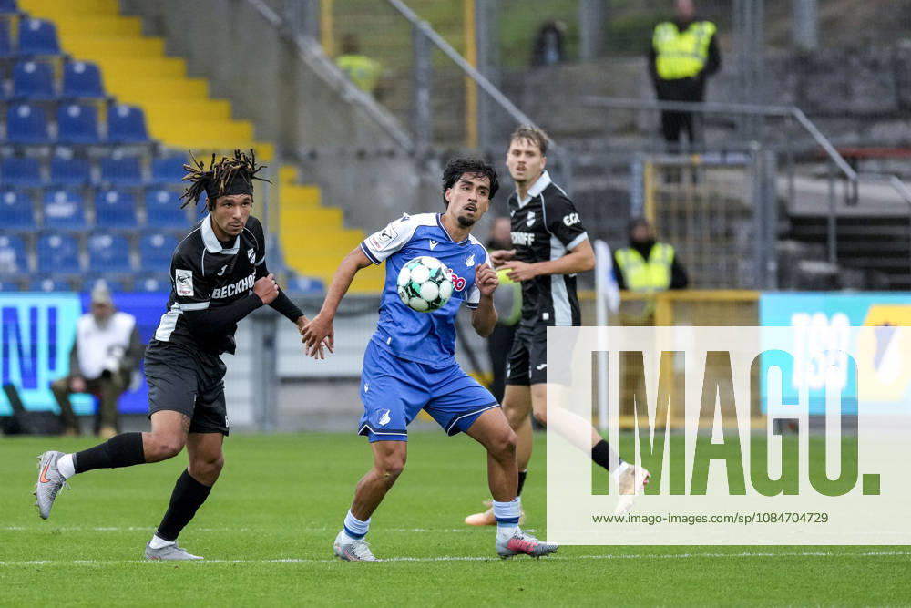V.li.: Joshua Eze (Verl, 6), Yasin Zor (TSG II, 10), Zweikampf, Spielszene, Duell, duel, tackle, tackling, Dynamik, Action, Aktion, 18.10.2026, Sinsheim (Deutschland), Fussball, 3. Liga, TSG 1899 Hoffenheim II - SC Verl, DFB DFL REGULATIONS PROHIBIT ANY USE OF PHOTOGRAPHS AS IMAGE SEQUENCES AND OR QUASI-VIDEO.