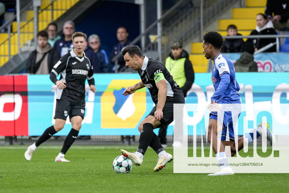 V.li.: Niko Kijewski (Verl, 19, Kapitän), Natnael Abraha (TSG II, 2), Zweikampf, Spielszene, Duell, duel, tackle, tackling, Dynamik, Action, Aktion, 18.10.2026, Sinsheim (Deutschland), Fussball, 3. Liga, TSG 1899 Hoffenheim II - SC Verl, DFB DFL REGULATIONS PROHIBIT ANY USE OF PHOTOGRAPHS AS IMAGE SEQUENCES AND OR QUASI-VIDEO.