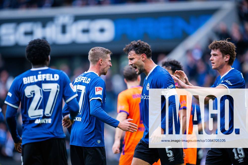 Fußball, 2026 2027, 2. Bundesliga, 8. Spieltag, DSC Arminia Bielefeld - VfL Osnabrück: (2R) Maximilian Bauer (Bielefeld) jubelt nach seinem Tor zum 1:1 mit (L-R) Benjamin Boakye (Bielefeld), Arne Sicker (Bielefeld), Maximilian Großer (Bielefeld) DFL REGULATIONS PROHIBIT ANY USE OF PHOTOGRAPHS AS IMAGE SEQUENCES AND OR QUASI-VIDEO.