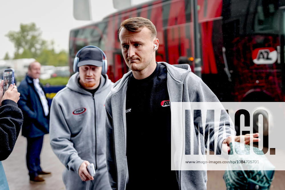 LEEUWARDEN - AZ Alkmaar midfielder Peer Koopmeiners during the Vriendenloterij Eredivisie match between SC Cambuur and AZ at Kooi Stadion on 18 October 2026 in Leeuwarden, Nederland. ED VAN DE POL EYE4IMAGES DeFodi Images -