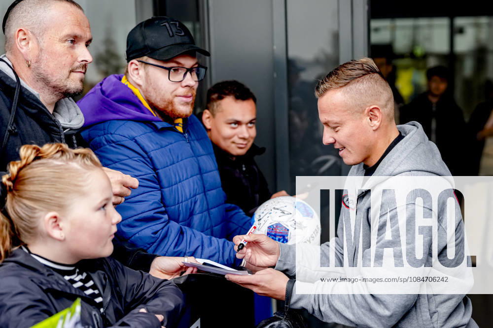 LEEUWARDEN - AZ Alkmaar midfielder Jordy Clasie during the Vriendenloterij Eredivisie match between SC Cambuur and AZ at the Kooi Stadion on 18 October 2026 in Leeuwarden, Netherlands. ED VAN DE POL EYE4IMAGES DeFodi Images -