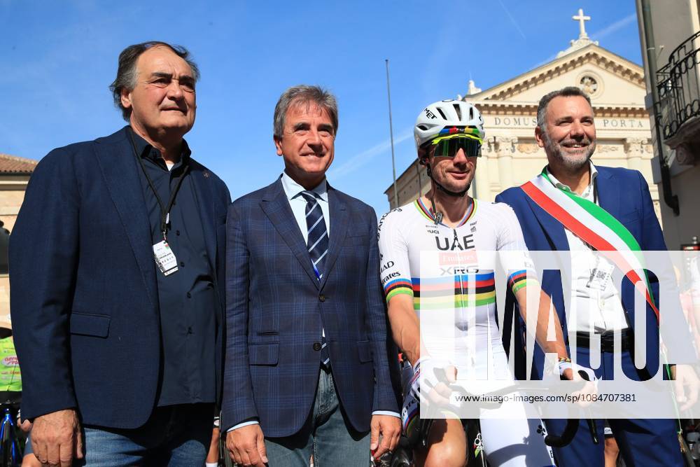 Veneto Classic - UCI Cycling race Pierre Teyssot MAXPPP ; Veneto Classic - UCI Cycling race . Cittadella, Italy on October 18, 2026. At the start, Roberto Pella (Lega del Ciclismo Professionistico) (Second left with World Champion Brandon McNulty of United States and UAE Team Emirates - XRG and Cittadella Mayor Pierre Teyssot Maxppp Cittadella Veneto Italy