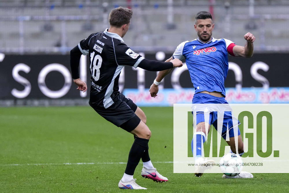 V.li.: Fabian Wessig (Verl, 18), Diren Dagdeviren (TSG II, 8), Zweikampf, Spielszene, Duell, duel, tackle, tackling, Dynamik, Action, Aktion, 18.10.2026, Sinsheim (Deutschland), Fussball, 3. Liga, TSG 1899 Hoffenheim II - SC Verl, DFB DFL REGULATIONS PROHIBIT ANY USE OF PHOTOGRAPHS AS IMAGE SEQUENCES AND OR QUASI-VIDEO.