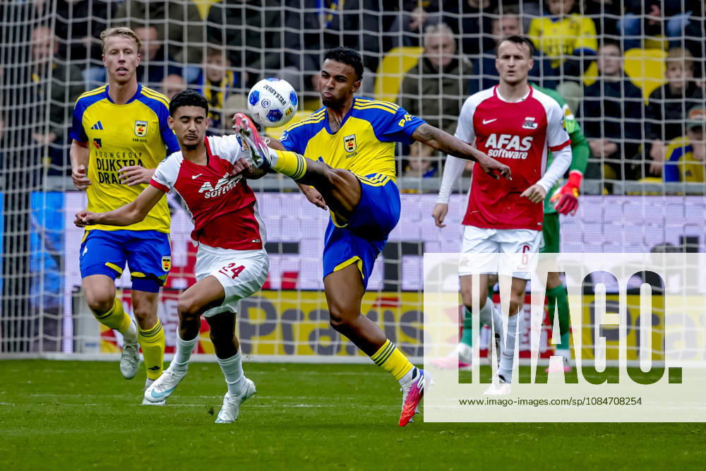 LEEUWARDEN - SC Cambuur midfielder Nicky Souren, AZ Alkmaar forward Ayoub Oufkir during the Vriendenloterij Eredivisie match between SC Cambuur and AZ at Kooi Stadion on 18 October 2026 in LEEUWARDEN, Nederland. ED VAN DE POL EYE4IMAGES DeFodi Images -