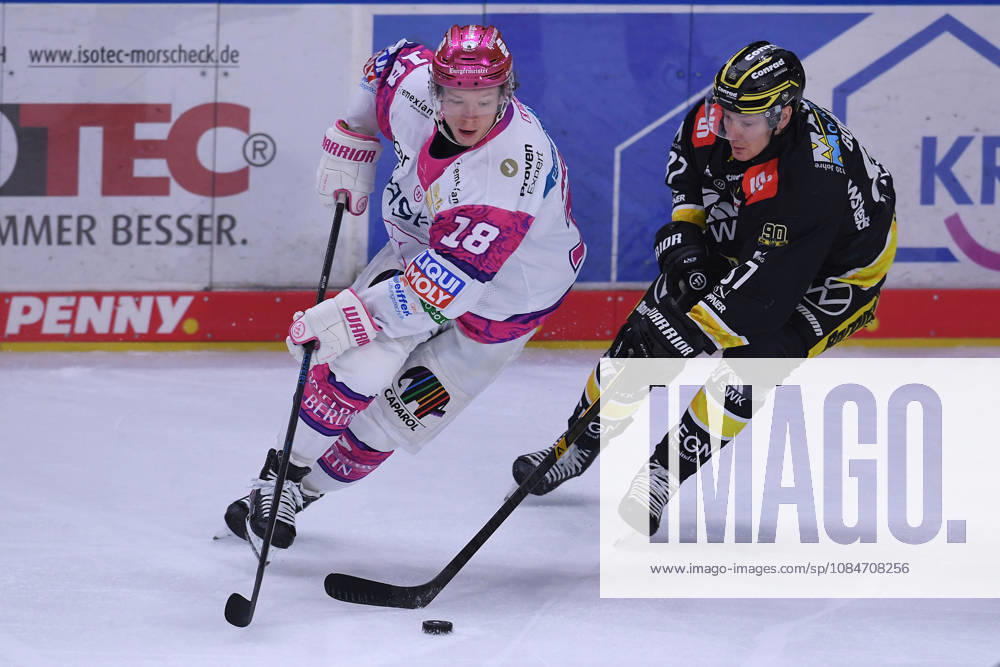 Eishockey Penny DEL 10. Spieltag Krefeld Pinguine - Eisbären Berlin am 18.10.2026 in der Yayla Arena in Krefeld Jonas Müller ( Berlin ), links - Philip Gogulla ( Krefeld ), rechts Gemäß den Vorgaben der DEL Deutsche Eishockey Liga ist die Publikation und Weiterverwertung der Aufnahmen in elektronischen Medien und Endgeräten aller Art während des laufenden Spiels nicht zulässig.