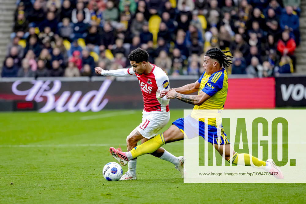 LEEUWARDEN - AZ Alkmaar forward Ro-Zangelo Daal, SC Cambuur defender Devid Bouah during the Vriendenloterij Eredivisie match between SC Cambuur and AZ at Kooi Stadion on 18 October 2026 in Leeuwarden, Nederland. ED VAN DE POL EYE4IMAGES DeFodi Images -