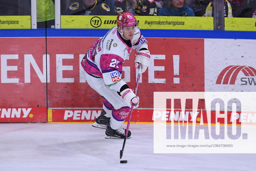 Eishockey Penny DEL 10. Spieltag Krefeld Pinguine - Eisbären Berlin am 18.10.2026 in der Yayla Arena in Krefeld Manuel Wiederer ( Berlin ) Gemäß den Vorgaben der DEL Deutsche Eishockey Liga ist die Publikation und Weiterverwertung der Aufnahmen in elektronischen Medien und Endgeräten aller Art während des laufenden Spiels nicht zulässig.