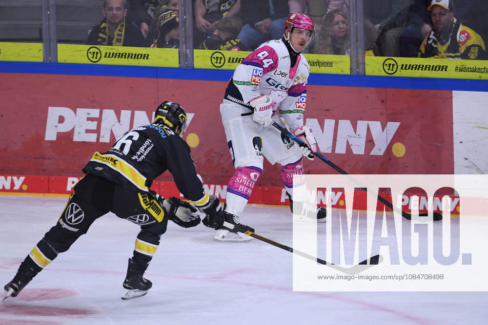 Eishockey Penny DEL 10. Spieltag Krefeld Pinguine - Eisbären Berlin am 18.10.2026 in der Yayla Arena in Krefeld Tanner Kero ( Krefeld ), vorne - Brandon Davidson ( Berlin ), hinten Gemäß den Vorgaben der DEL Deutsche Eishockey Liga ist die Publikation und Weiterverwertung der Aufnahmen in elektronischen Medien und Endgeräten aller Art während des laufenden Spiels nicht zulässig.
