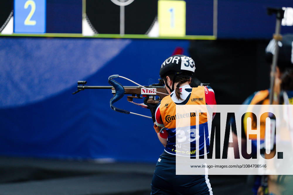 GER, Biathlon, Frauen, IBU Biathlon Loop One Festival 2026, Saison 2026 2027, Super Sprint Qualifikation Damen Heat 1-4 Marthe K. Johansen ( NOR, 33 ) beim Schiessen stehend beim Aufwärmend München Olympiapark Bayern Deutschland
