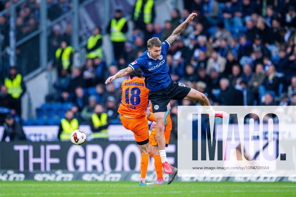 Fußball, 2026 2027, 2. Bundesliga, 8. Spieltag, DSC Arminia Bielefeld - VfL Osnabrück: (L-R) Leon Flach (Osnabrück), Joel Grodowski (Bielefeld) DFL REGULATIONS PROHIBIT ANY USE OF PHOTOGRAPHS AS IMAGE SEQUENCES AND OR QUASI-VIDEO.