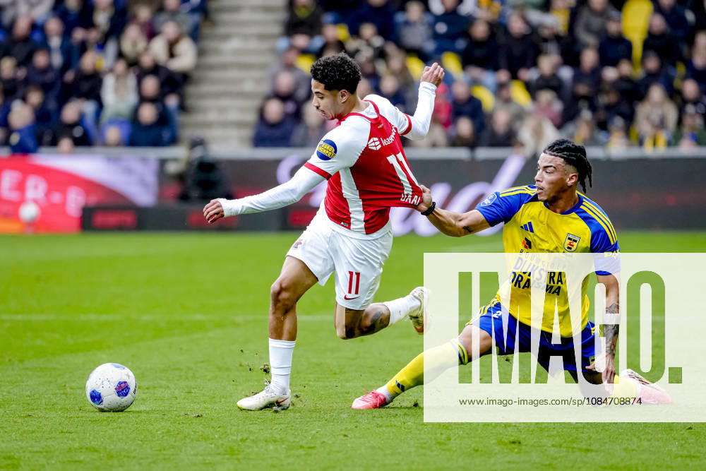 LEEUWARDEN - AZ Alkmaar forward Ro-Zangelo Daal, SC Cambuur defender Devid Bouah during the Vriendenloterij Eredivisie match between SC Cambuur and AZ at Kooi Stadion on 18 October 2026 in Leeuwarden, Netherlands. ED VAN DE POL EYE4IMAGES DeFodi Images -