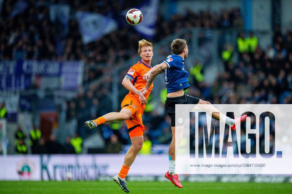 Fußball, 2026 2027, 2. Bundesliga, 8. Spieltag, DSC Arminia Bielefeld - VfL Osnabrück: (L-R) Bjarke Jacobsen (Osnabrück), Joel Grodowski (Bielefeld) DFL REGULATIONS PROHIBIT ANY USE OF PHOTOGRAPHS AS IMAGE SEQUENCES AND OR QUASI-VIDEO.