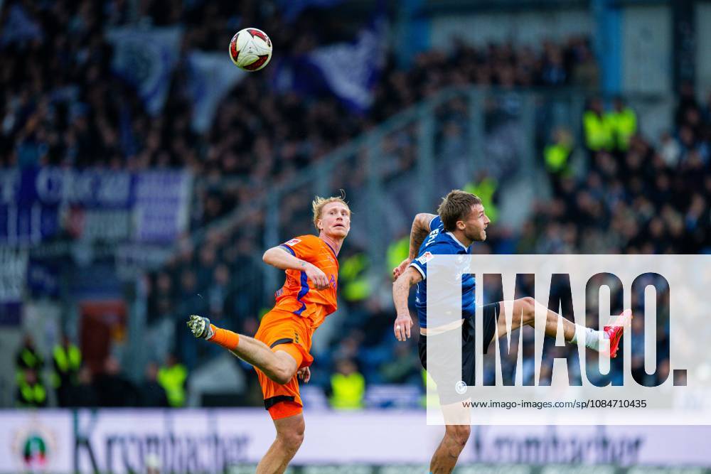 Fußball, 2026 2027, 2. Bundesliga, 8. Spieltag, DSC Arminia Bielefeld - VfL Osnabrück: (L-R) Bjarke Jacobsen (Osnabrück), Joel Grodowski (Bielefeld) DFL REGULATIONS PROHIBIT ANY USE OF PHOTOGRAPHS AS IMAGE SEQUENCES AND OR QUASI-VIDEO.
